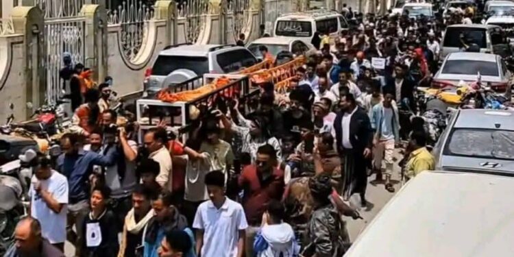 تشييع رسمي وشعبي لجثمان الطالب إبراهيم جلال بتعز