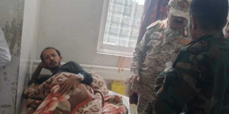 رئيس أركان محور تعز يتفقد جرحى الجيش الوطني في  مستشفى الثورة