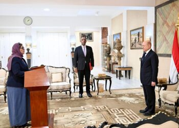 سفيرة اليمن لدى امريكا  تؤدي اليمين الدستورية امام  العليمي