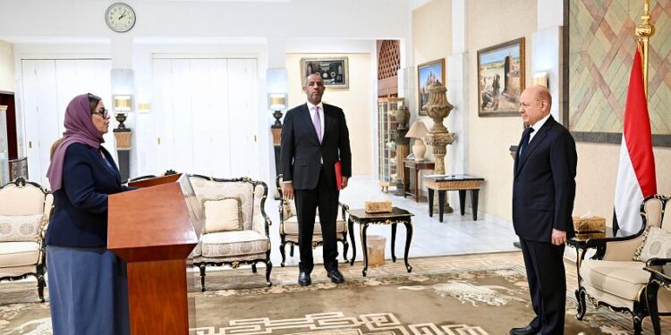 سفيرة اليمن لدى امريكا  تؤدي اليمين الدستورية امام  العليمي