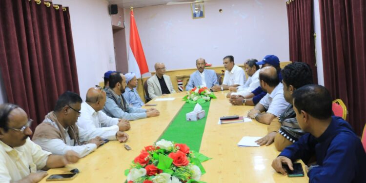 وكيل حضرموت يجتمع بتنفيذي القطن ويتفقد المرافق التعليمية والصحية