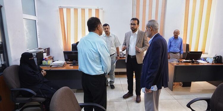 وزير الخدمة المدنية يطلع على سير العمل في المؤسسة العامة للتأمينات الاجتماعية