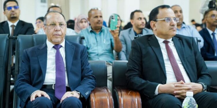 وزيرا الزراعة و الصناعة يدشنان المهرجان الوطني الأول للعسل بعدن