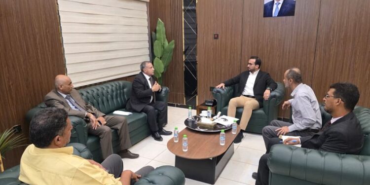 وزير الخدمة المدنية ورئيس جامعة عدن يناقشان أوضاع الكادر الأكاديمي والإداري وملف العلاوات والتسويات