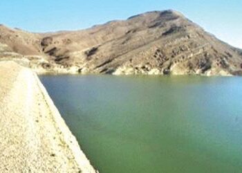 الدفاع المدني بمأرب ينقذ طفلاً من الغرق في السد التحويلي