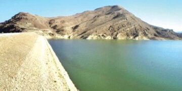 الدفاع المدني بمأرب ينقذ طفلاً من الغرق في السد التحويلي