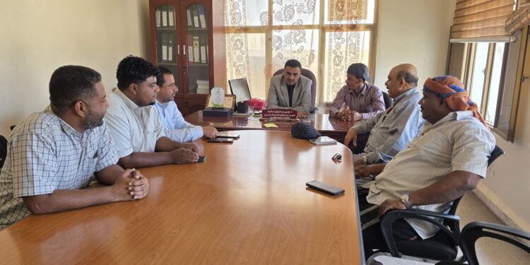 وكيل  سقطرى يتفقد نشاط مكتب الزراعة والري ويسلّم موقع إنشاء المركز البيطري