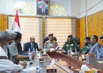 وزير الدفاع يترأس اجتماعاً أمنياً بسيئون لتعزيز التنسيق والتكامل بين الأجهزة الأمنية والعسكرية