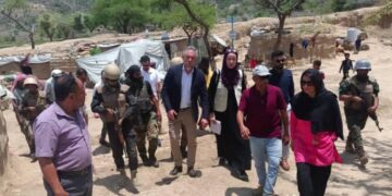 محافظ شبوة يطلع على احتياجات عسيلان والاستعدادات لاختبارات مدارس التعليم العام