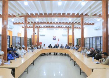 بارباع يناقش احتياجات المديريه و يفتتح مشروع الطاقة الشمسية بمستشفى شبام