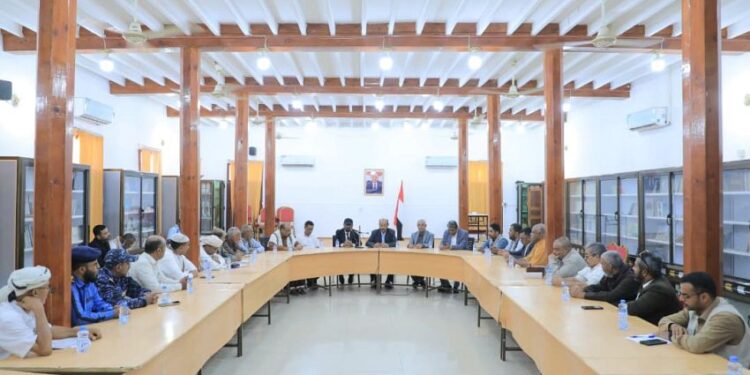 بارباع يناقش احتياجات المديريه و يفتتح مشروع الطاقة الشمسية بمستشفى شبام