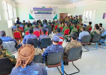 محافظ شبوة يدشن مشروع طريق خورة بمرخة ودورة تدريبية أمنية متقدمة