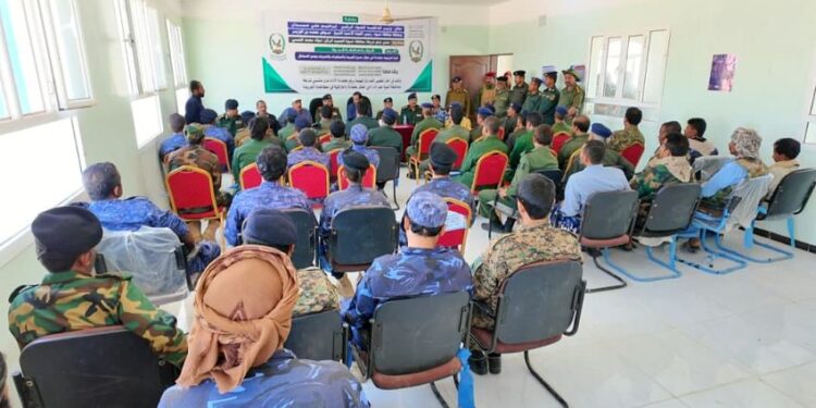 محافظ شبوة يدشن مشروع طريق خورة بمرخة ودورة تدريبية أمنية متقدمة