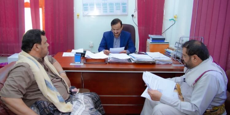 محافظ شبوة يطلع على احتياجات عسيلان والاستعدادات لاختبارات مدارس التعليم العام