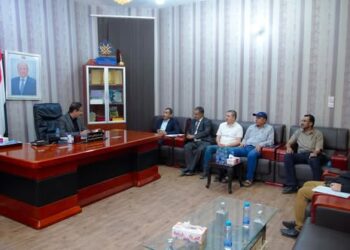 محافظ شبوة يناقش أولويات العمل التنموي ويطلع على آليات برنامج تقييم  حماية البيئة