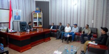 محافظ شبوة يناقش أولويات العمل التنموي ويطلع على آليات برنامج تقييم  حماية البيئة