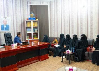 محافظ شبوة يشيد بتحسن تحصيل الموارد العامة ويناقش أوضاع المرأة