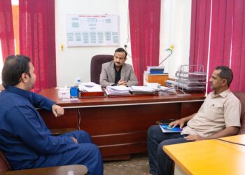 محافظ شبوة يناقش سير مشروع المساعدات الغذائية الطارئة ويطلع على نشاط البريد والرقابة على الأسواق