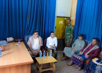 محافظ شبوة يوجه بإعادة تأهيل قنوات الري ويناقش أوضاع الكهرباء ويدشن توسعة مدخل عتق