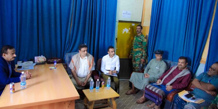 محافظ شبوة يوجه بإعادة تأهيل قنوات الري ويناقش أوضاع الكهرباء ويدشن توسعة مدخل عتق