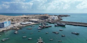 توجيهات رئاسية برفع الإيقاف واستئناف العمل في ميناء نشطون