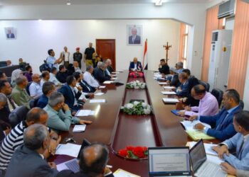 محافظ تعز يناقش التقرير التقييمي لتنفيذ خطة التنمية الاقتصادية والاجتماعية