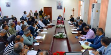 محافظ تعز يناقش التقرير التقييمي لتنفيذ خطة التنمية الاقتصادية والاجتماعية