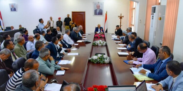 محافظ تعز يناقش التقرير التقييمي لتنفيذ خطة التنمية الاقتصادية والاجتماعية