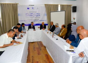 محافظ تعز يشيد بدور رجال الاعمال ويفتتح ندوة التغيرات المناخيه