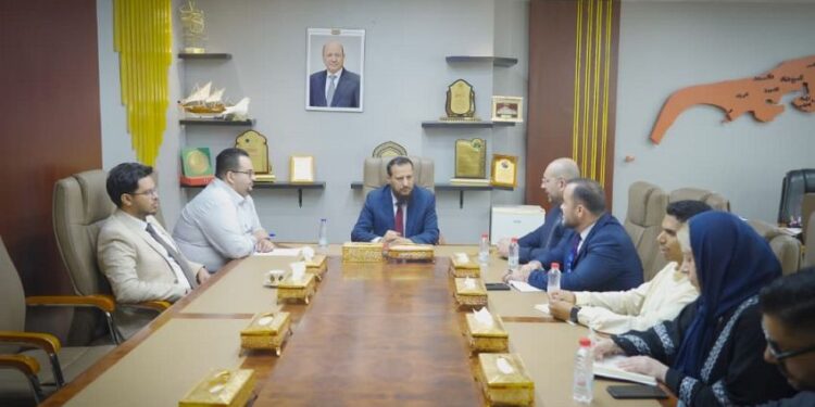 محافظ عدن يبحث مع  منظمة الهجرة تسريع برامج العودة الطوعية للمهاجرين غير الشرعيين