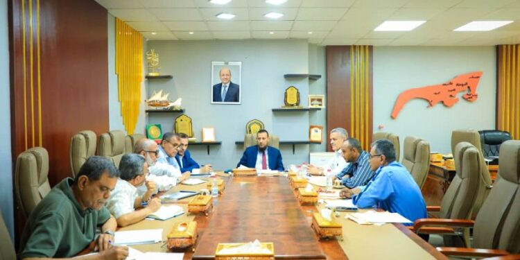 شيخ يوجّه ببدء المرحلة الأولى من مشروع تأهيل شوارع وطرق مديريات عدن