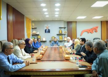 محافظ عدن يناقش تعزيز التنسيق بين المكاتب التنفيذية لتحسين مستوى الخدمات