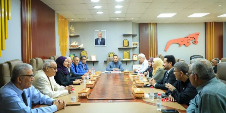 محافظ عدن يناقش تعزيز التنسيق بين المكاتب التنفيذية لتحسين مستوى الخدمات