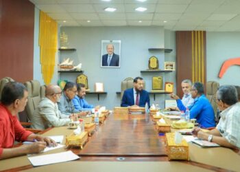 محافظ عدن يناقش مع الأشغال وشرطة السير تطوير العمل ومعالجة إشكاليات الطرق