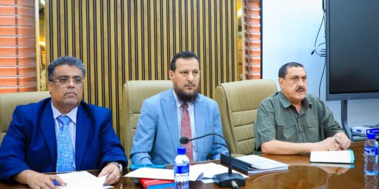 تنفيذي عدن يناقش تحديات قطاعي الكهرباء والصحة وسبل معالجتهما