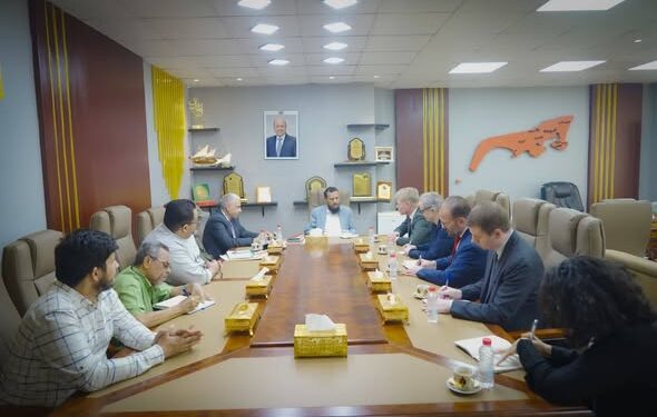 محافظ عدن يبحث مع المبعوث الأممي مستجدات الأوضاع وجهود السلام