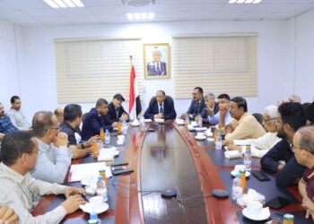 اجتماع موسع يناقش سبل معالجة أسباب ارتفاع تكاليف أجور النقل بميناء عدن