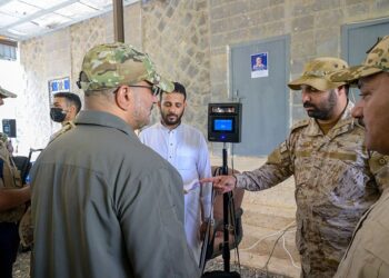 طارق صالح يطلع على سير عمل لجنة البصمة الحيوية