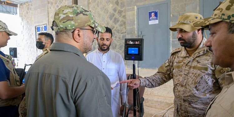 طارق صالح يطلع على سير عمل لجنة البصمة الحيوية