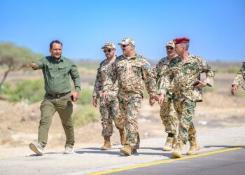 طارق صالح يتفقد ريف المخا ويطّلع على دور “طريق النصر” في تحييد مخاطر السيول