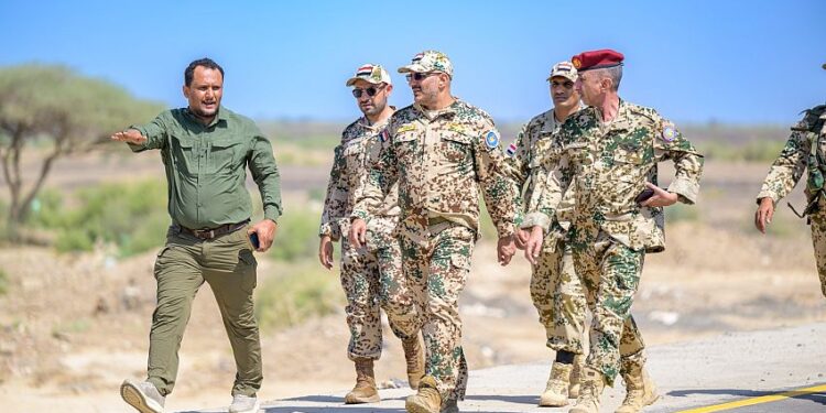 طارق صالح يتفقد ريف المخا ويطّلع على دور “طريق النصر” في تحييد مخاطر السيول