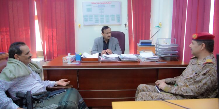 محافظ شبوة يناقش مؤشرات المخزون الغذائي ويطلع على نتائج حملة منع السلاح وأوضاع محور عتق