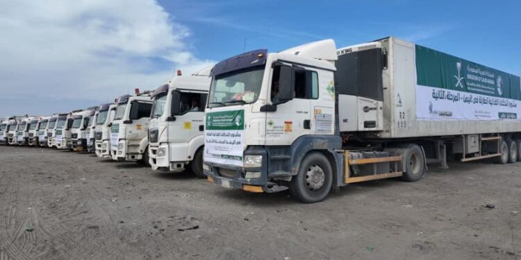 وصول 20 شاحنة مساعدات غذائية  إلى عدن