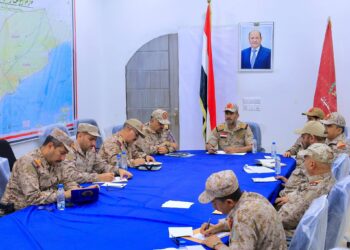 رئيس الأركان يرأس اجتماعًا عسكريًا موسعًا لتعزيز الجاهزية والتنسيق العملياتي