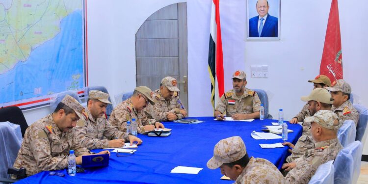 رئيس الأركان يرأس اجتماعًا عسكريًا موسعًا لتعزيز الجاهزية والتنسيق العملياتي