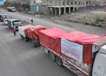 قافلة الإسناد تدشّن توزيع المساعدات الإغاثية الطارئة للمتضررين في المديريات الساحلية بتعز