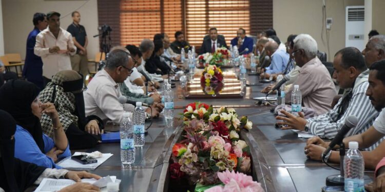 تنفيذي لحج يناقش رؤية استراتيجية شاملة لإعادة هيكلة القطاعات الحيوية