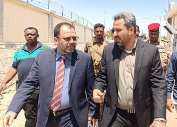 وزير الكهرباء ومحافظ لحج يناقشان أوضاع منظومة الطاقة ويتفقَّدان محطة عبَّاس التحويلية