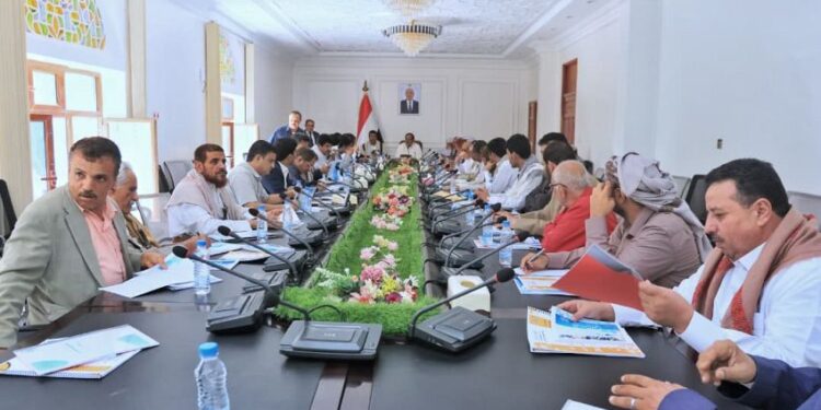 تنفيذي مأرب يناقش تقارير الأداء السنوي لمكاتب المياه والمالية والشباب