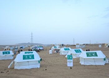 توزيع خيام وحقائب إيوائية للمتضررين من الأمطار والرياح بمأرب